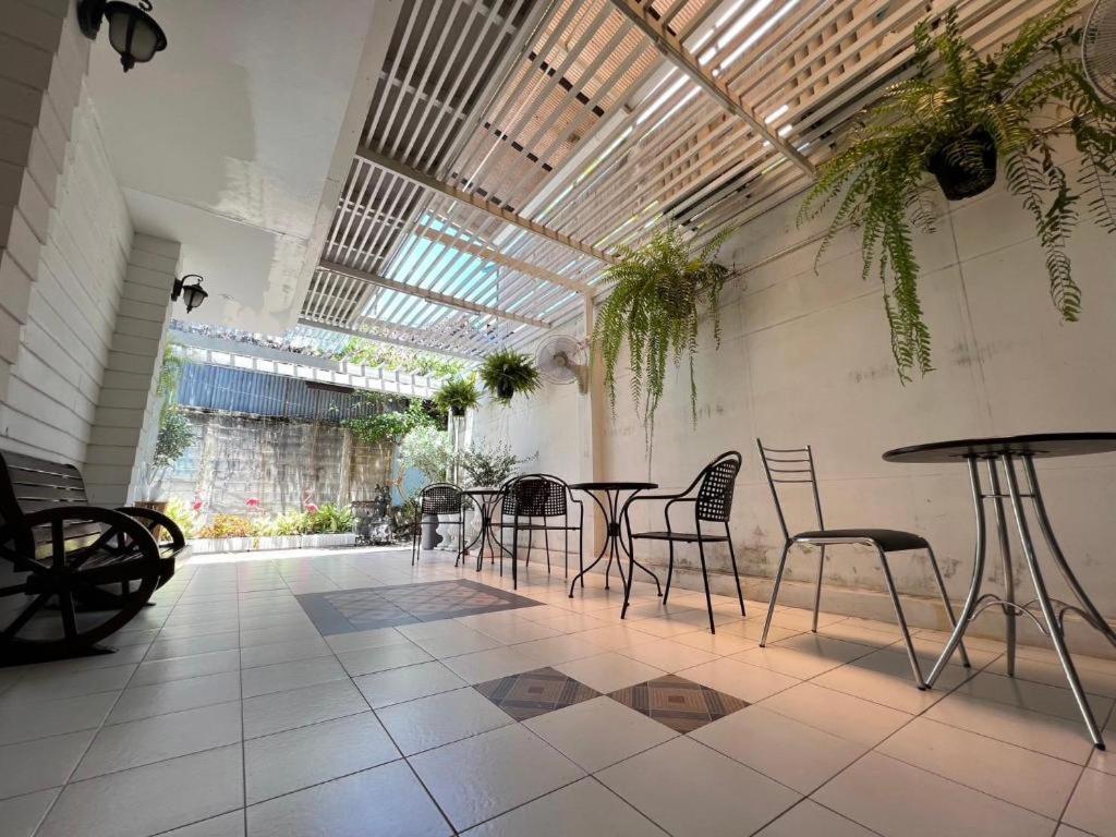 Ban Thungdang Housetel Bangkok Hotel Exterior photo