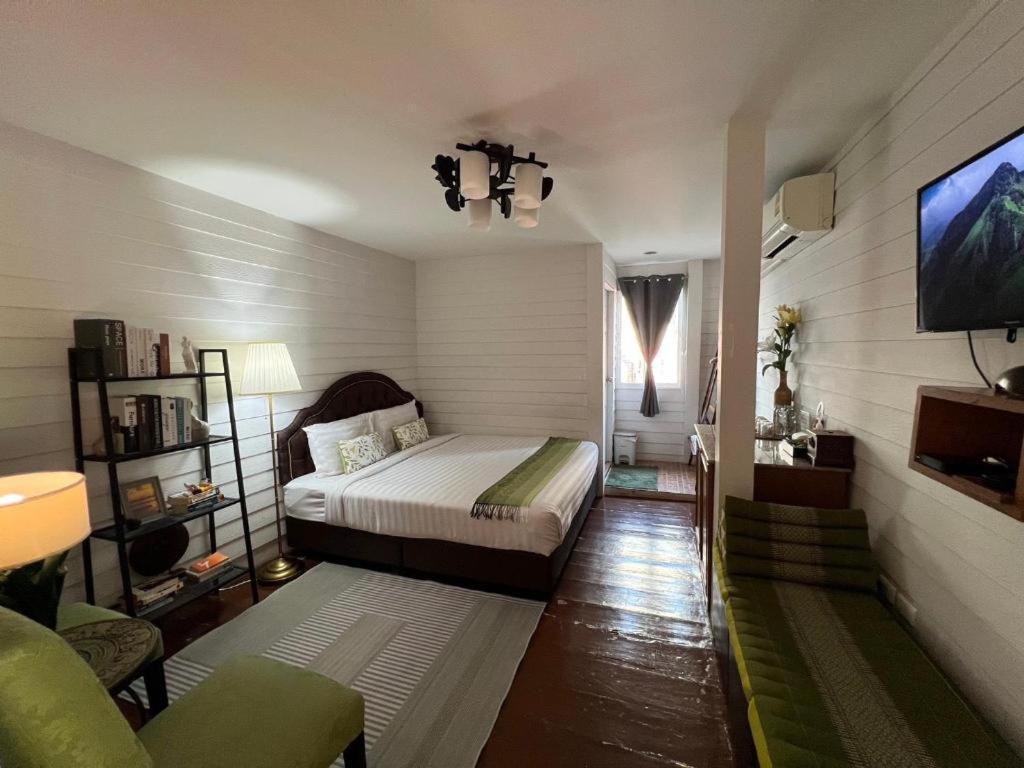 Ban Thungdang Housetel Bangkok Hotel Exterior photo
