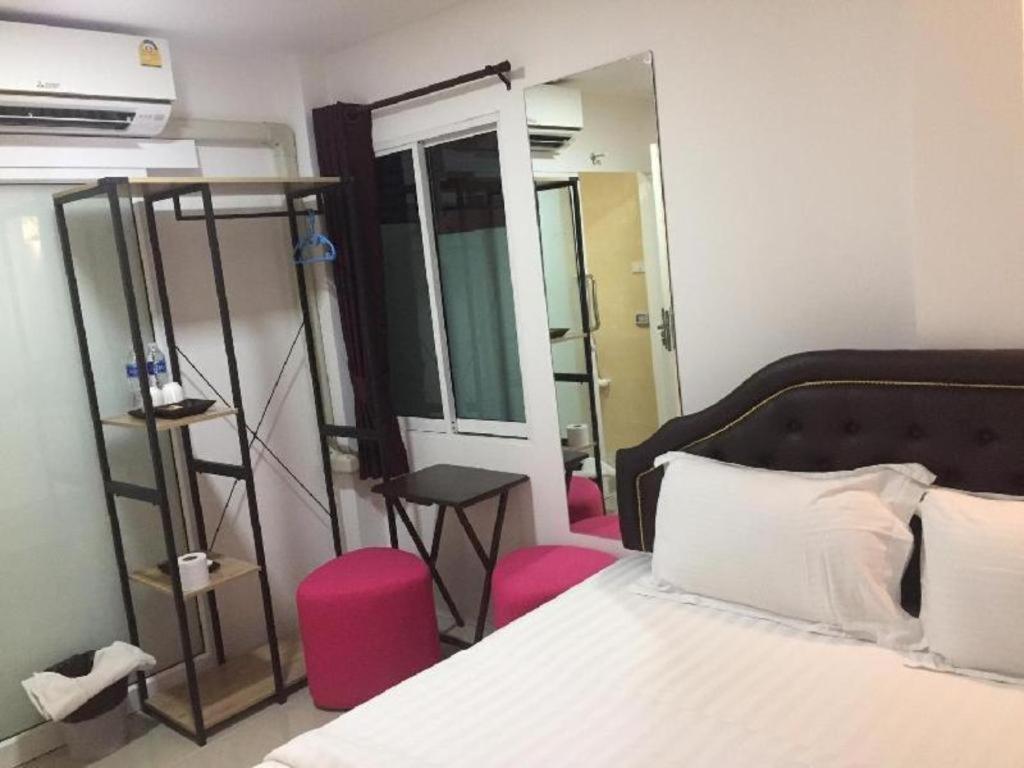 Ban Thungdang Housetel Bangkok Hotel Exterior photo