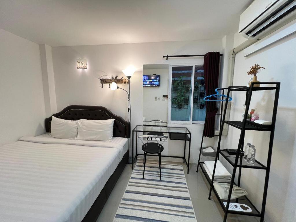 Ban Thungdang Housetel Bangkok Hotel Exterior photo