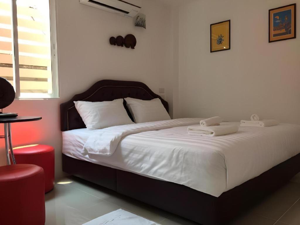 Ban Thungdang Housetel Bangkok Hotel Exterior photo