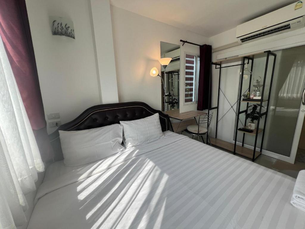 Ban Thungdang Housetel Bangkok Hotel Exterior photo