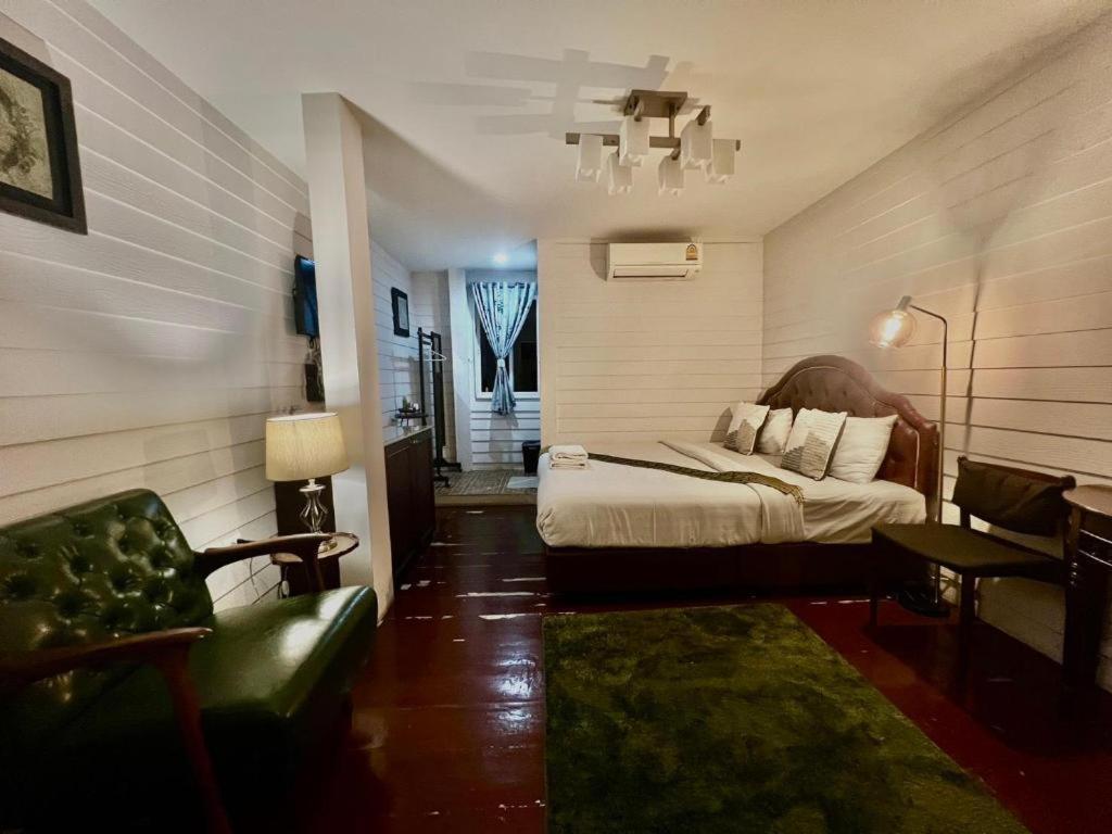 Ban Thungdang Housetel Bangkok Hotel Exterior photo