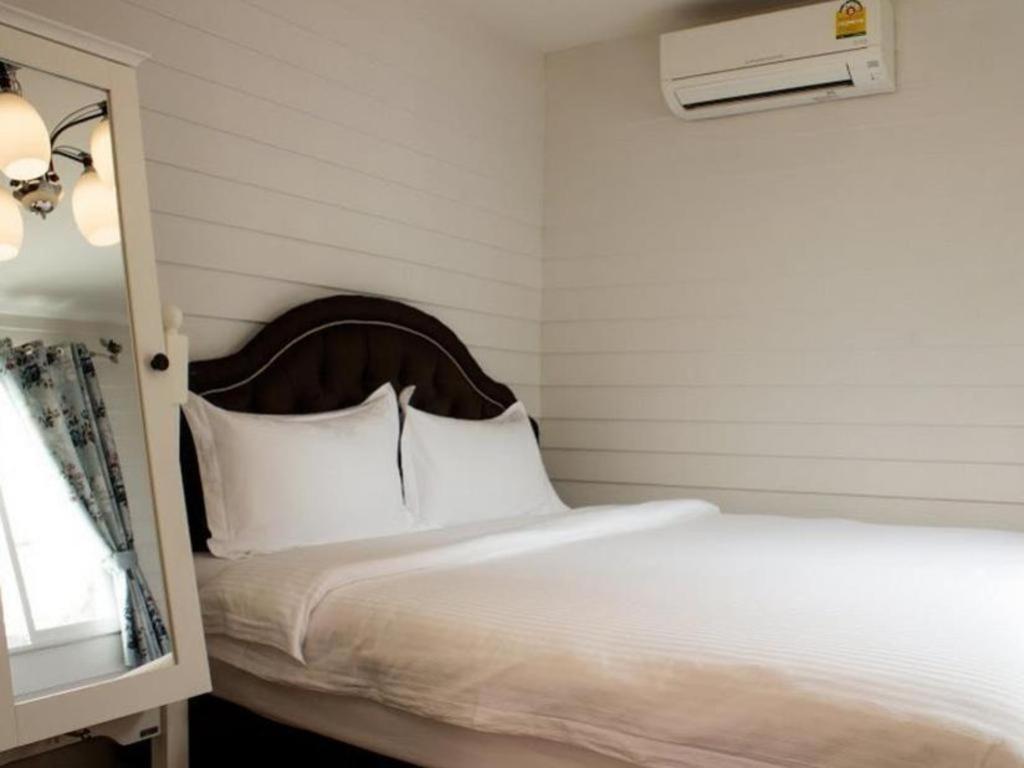 Ban Thungdang Housetel Bangkok Hotel Exterior photo