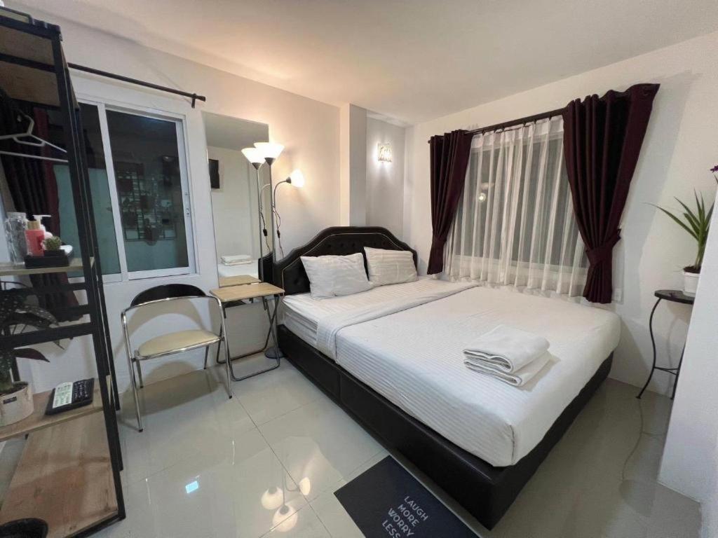 Ban Thungdang Housetel Bangkok Hotel Exterior photo