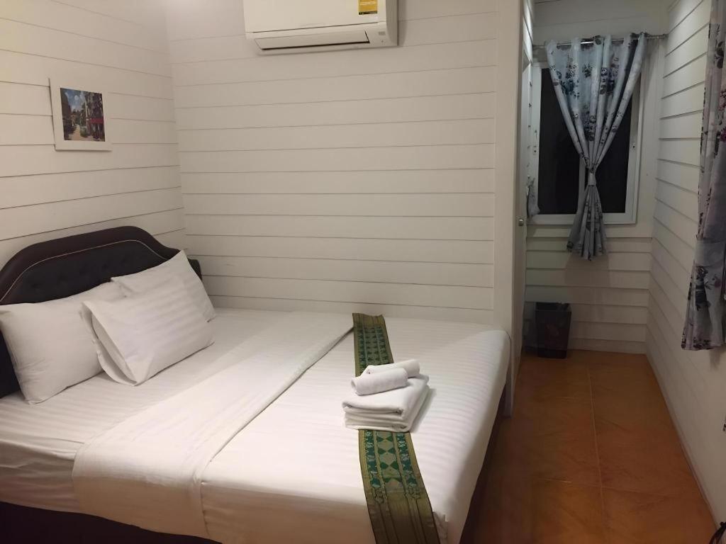 Ban Thungdang Housetel Bangkok Hotel Exterior photo