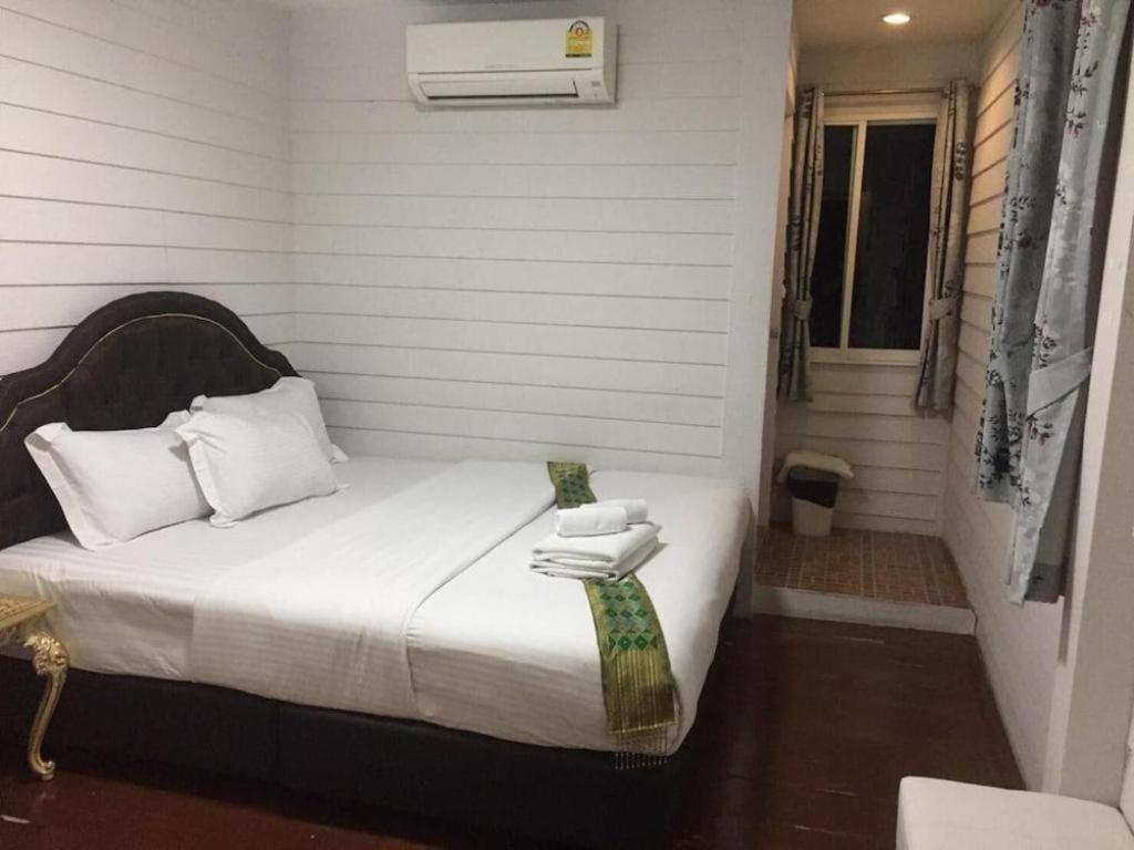 Ban Thungdang Housetel Bangkok Hotel Exterior photo