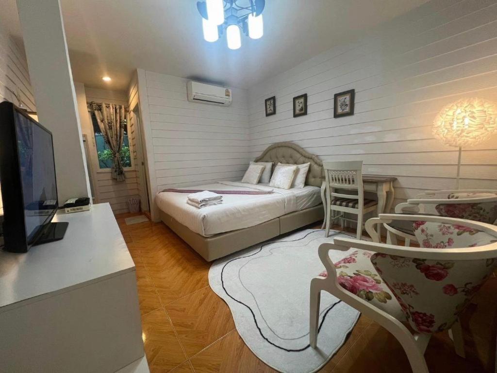 Ban Thungdang Housetel Bangkok Hotel Exterior photo